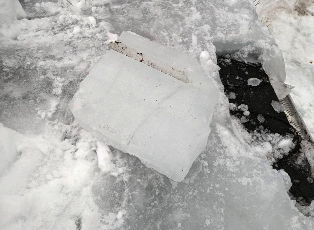 bloc de glace du a un barrage de glace sur une toiture