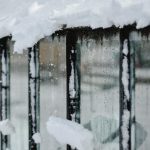Neige, glaçons et accumulation de glace sur le rebord d’une toiture