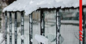 Neige, glaçons et accumulation de glace sur le rebord d’une toiture