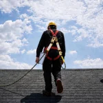 homme sur une toiture faisant une inspection de toit